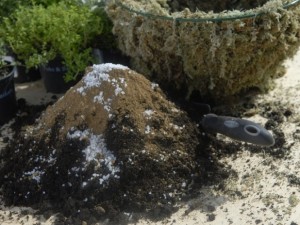 Mixing water-retaining granules with fertiliser and compost