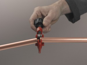 Rotating pipe cutter