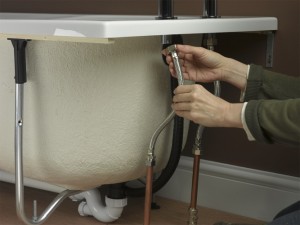 Connecting flexible tap connectors to bath taps