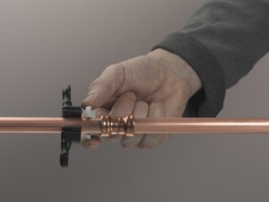 Using pipe de-mounting tool
