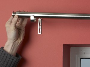 Positioning curtain pole on brackets