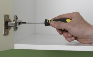 Fitting kitchen hinge with screwdriver