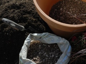 Putting gravel in pot to improve drainage